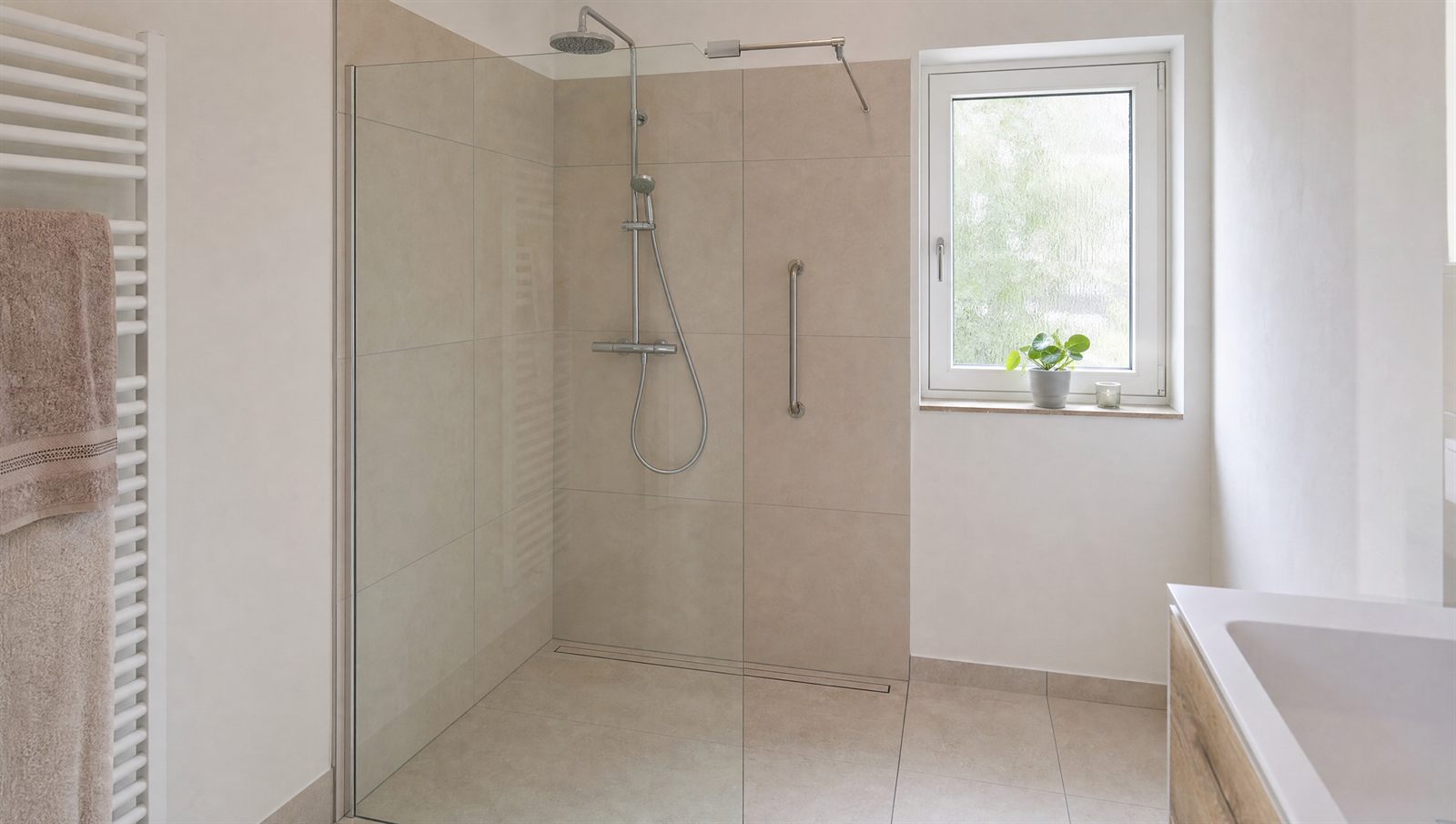 Badewanne zur Dusche umbauen - Symbolbild: Bodengleiche Dusche in der ehemaligen Wannennische.