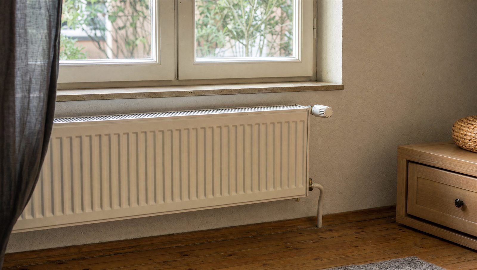 Symbolbild: Bestandsheizkörper im Altbau. Genau an ihm entscheidet sich, ob die Wärmepumpe funktioniert.